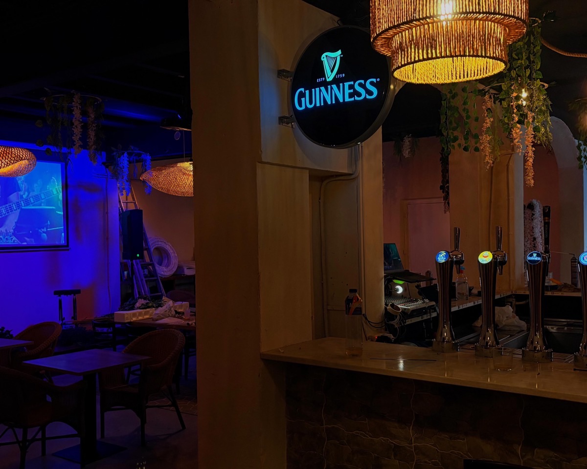 La barra de BistroHouse por la noche
