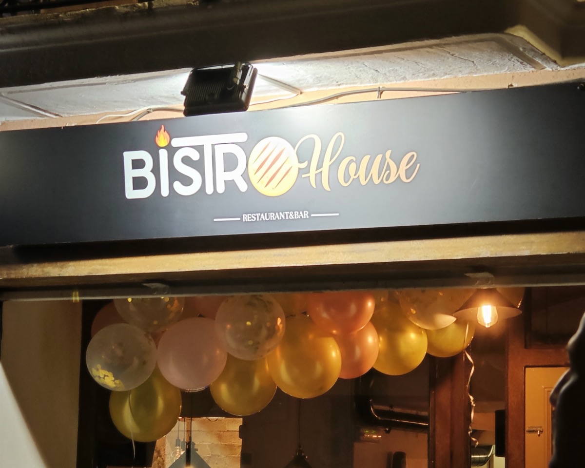 Rótulo de BistroHouse en la entrada del Carrer Pi i Margall
